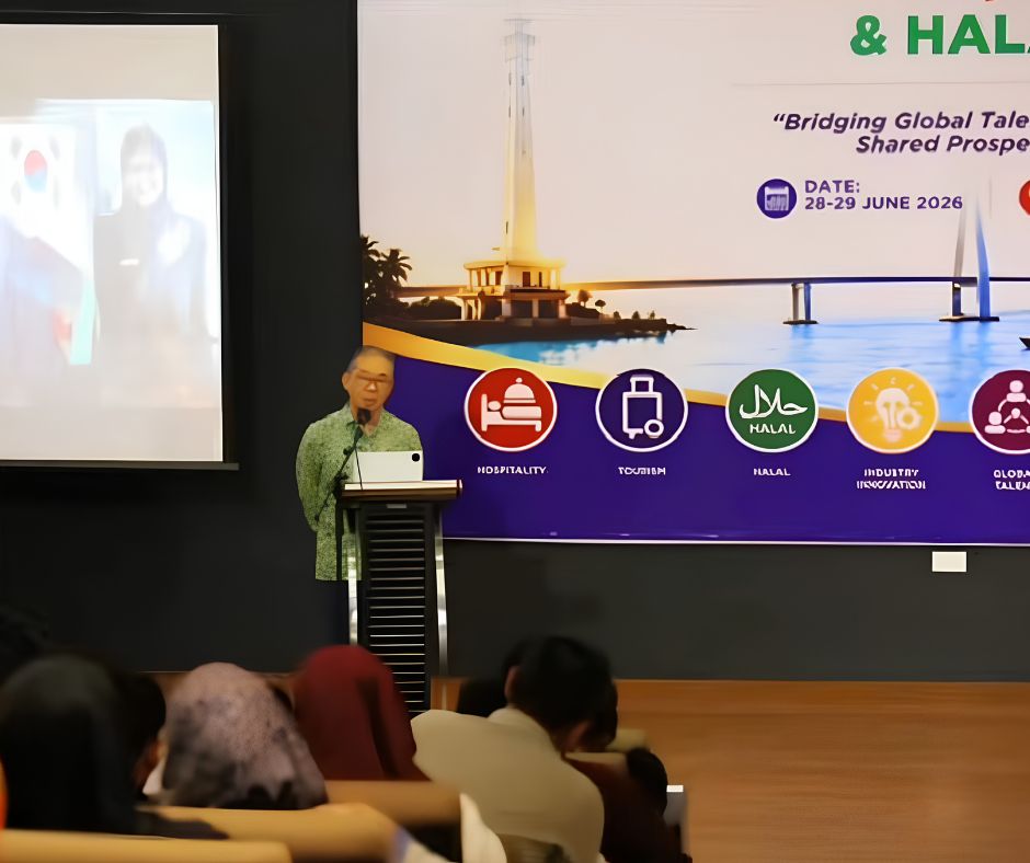 Haji Saifol Bin Bahli presenting on Halal Tourism and Muslim Friendly Hospitality at the International Selat Melaka Tourism, Hospitality & Halal Conference in Batam, Indonesia.